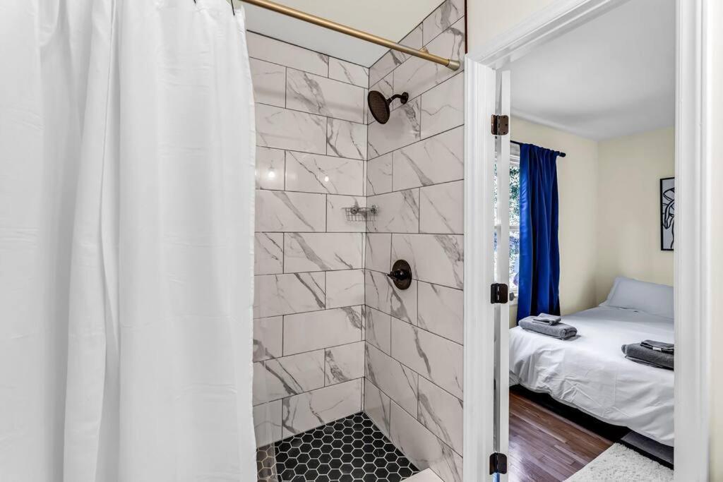 Fully Renovated 4 Bed Buena Vista House Near Wfu Villa Winston-Salem Bagian luar foto
