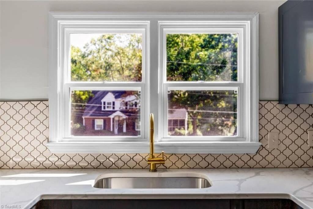 Fully Renovated 4 Bed Buena Vista House Near Wfu Villa Winston-Salem Bagian luar foto